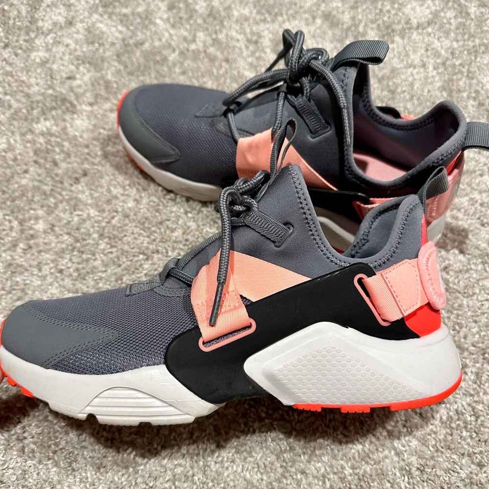 NIKE Women's Air Huarache City Low Shoes